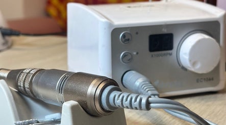 Equipamento de manicure em Solange Silva Beauty, Benavente, Santarém, PT, destacando a precisão profissional.
