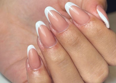 Manicure francesa elegante no Solange Silva Beauty em Benavente, Santarém, PT.