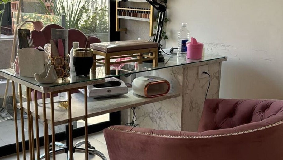 Espacio de manicura de lujo en Bel Estetica, Morón, Provincia De Buenos Aires, AR. Decoración y equipo moderno.