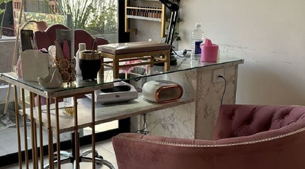 Espacio de manicura de lujo en Bel Estetica, Morón, Provincia De Buenos Aires, AR. Decoración y equipo moderno.