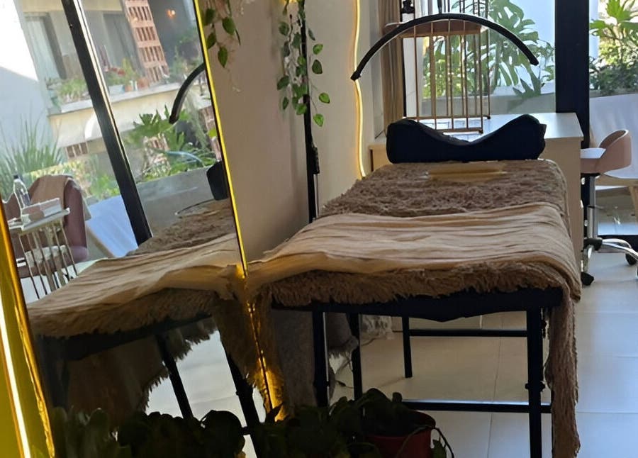 Cama de masaje en Bel Studio Castelar, Morón, Provincia De Buenos Aires, AR, con vistas a un jardín luminoso.