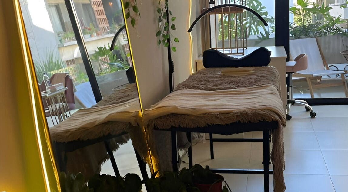 Cama de masaje en Bel Studio Castelar, Morón, Provincia De Buenos Aires, AR, con vistas a un jardín luminoso.