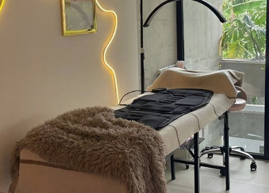 Espacio de masaje en Bel Studio Castelar, Morón, Provincia De Buenos Aires, AR, con cama y decoración acogedora.