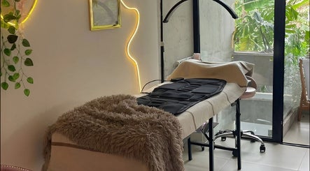 Espacio de masaje en Bel Studio Castelar, Morón, Provincia De Buenos Aires, AR, con cama y decoración acogedora.