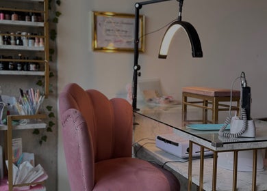 Estación de manicura estilizada en Bel Studio Castelar, Morón, Provincia De Buenos Aires, AR.