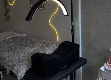 Sala de tratamientos en Bel Studio Castelar, Morón, Provincia De Buenos Aires, AR, con cama y decoración acogedora.