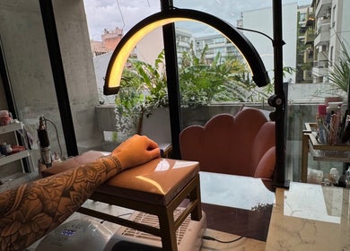 Estación de manicura en Bel Studio Castelar, Morón, Provincia De Buenos Aires, AR con luz natural.