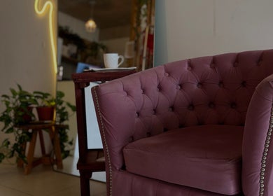 Silla de terciopelo morado en el acogedor Bel Studio Castelar, Morón, Provincia De Buenos Aires, AR.