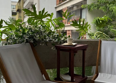 Terraza verde en Bel Studio Castelar, Morón, Provincia De Buenos Aires, AR, con sillas y mesa de té.
