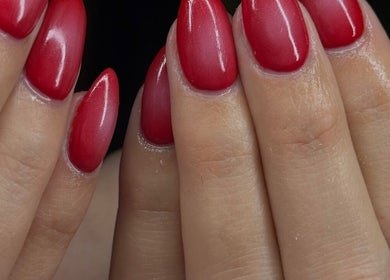 Manicura con esmalte rojo ofrecida en Bel Studio Castelar, Morón, Provincia De Buenos Aires, AR.