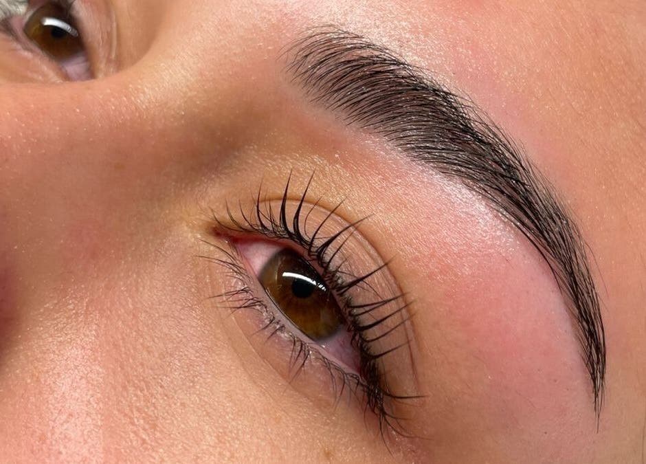 Cejas definidas y pestañas rizadas en Bel Studio Castelar, Morón, Provincia De Buenos Aires, AR.