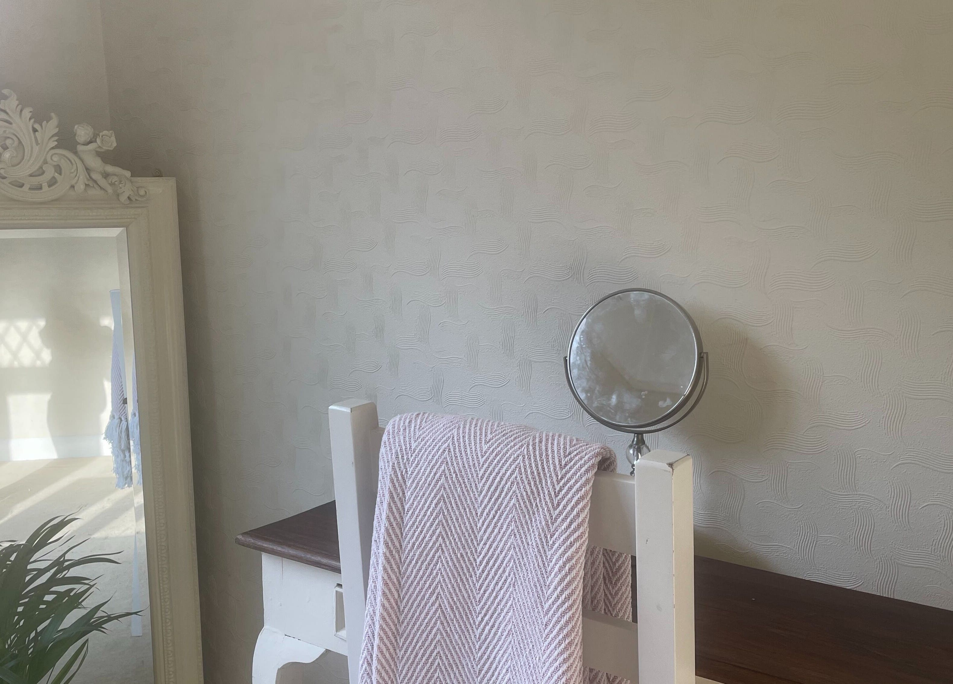 Charming vintage mirror setup at Temiluxe, Keynsham, England, GB, enhancing a serene beauty corner.