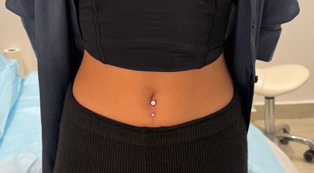 Stylish navel piercing at Monkey Piercing, Salmiya, Hawalli Governorate, KW displaying a unique style.