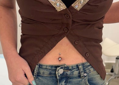 Stylish navel piercing done at Monkey Piercing in Salmiya, Hawalli Governorate, KW, showcasing precision and style.