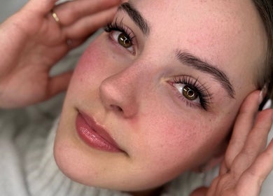Visage radieux après un soin à Studio LA DONNA, Albi, Occitanie, FR.