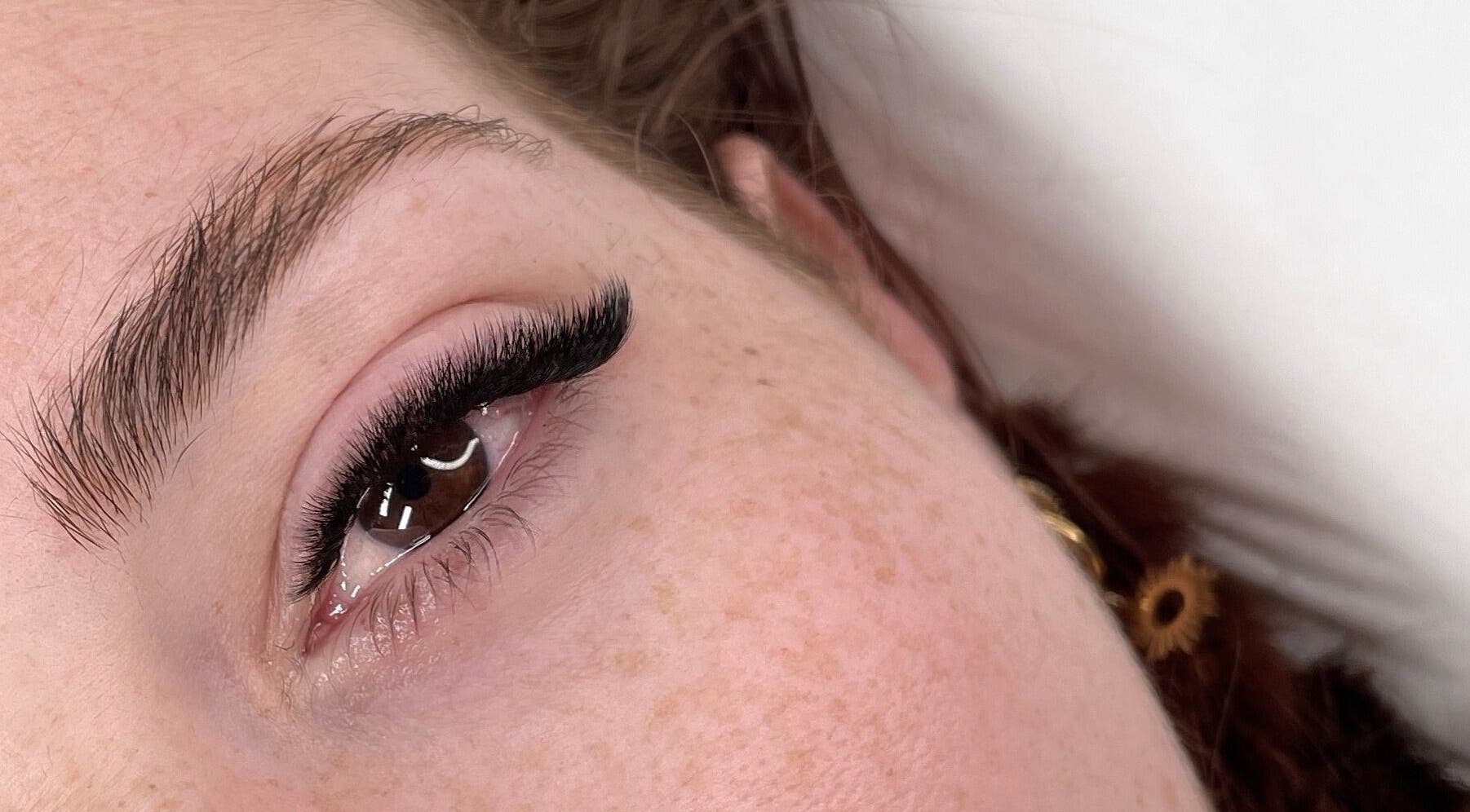 Extension de cils de Studio LA DONNA à Albi, Occitanie, FR, capturant un regard élégant et soigné.