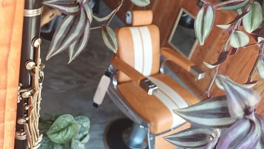 Chaise de barbier élégante chez Patrick PORTRAIT Coiffeur mixte - Barbier, Villedieu-sur-indre, Centre-val De Loire, FR.