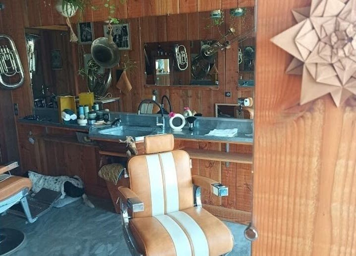 Intérieur rétro de Patrick PORTRAIT Coiffeur mixte - Barbier à Villedieu-sur-Indre, Centre-val De Loire, FR.
