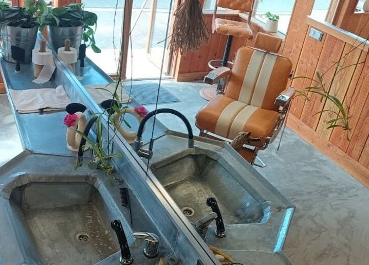 Intérieur du salon Patrick PORTRAIT Coiffeur mixte - Barbier à Villedieu-sur-Indre, ambiance moderne et naturelle.