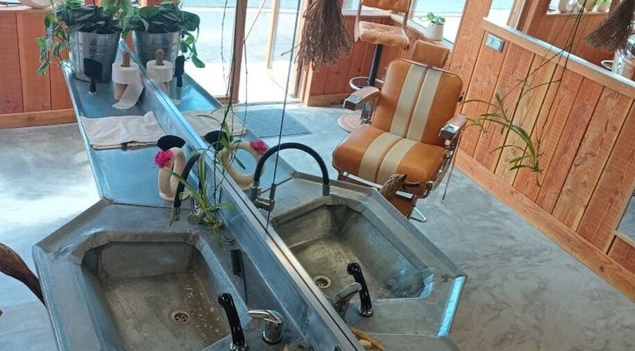 Intérieur raffiné de Patrick Portrait Coiffeur Mixte Barbier à Villedieu-sur-Indre, Centre-Val de Loire, FR.