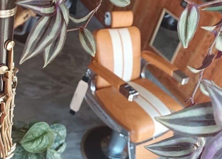 Fauteuil de barbier vintage chez Patrick Portrait Coiffeur Mixte Barbier à Villedieu-sur-Indre, Centre-Val de Loire, FR.