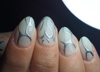 Diseño de uñas con detalles plateados en Smuk Nails, Córdoba, Córdoba, AR.