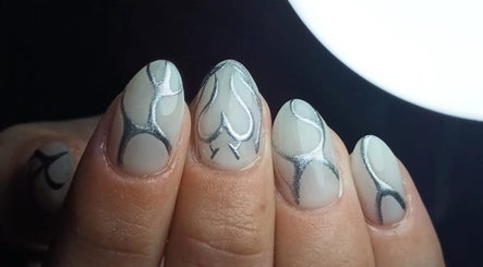 Diseño de uñas con detalles plateados en Smuk Nails, Córdoba, Córdoba, AR.