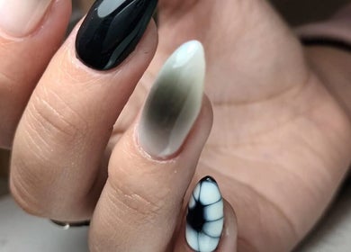 Uñas decoradas en Smuk Nails, Córdoba, Córdoba, AR con diseño moderno en blanco y negro.