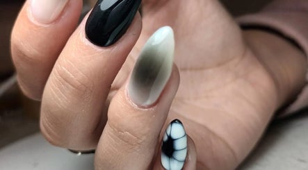 Uñas decoradas en Smuk Nails, Córdoba, Córdoba, AR con diseño moderno en blanco y negro.
