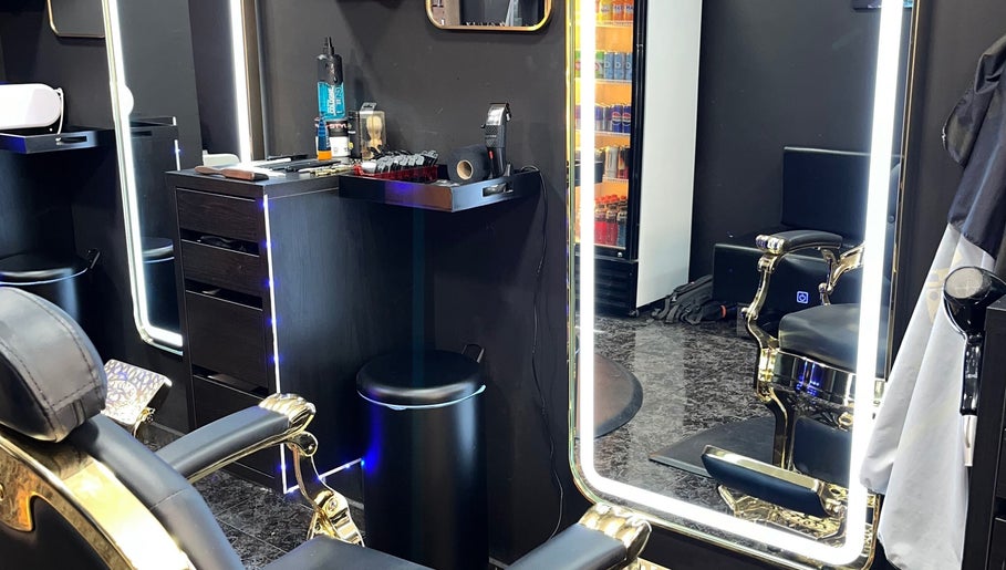 Silla de barbero luminosa en STREET FADE, Granada, Andalucía, ES, con decoración moderna.