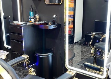 Silla de barbero luminosa en STREET FADE, Granada, Andalucía, ES, con decoración moderna.