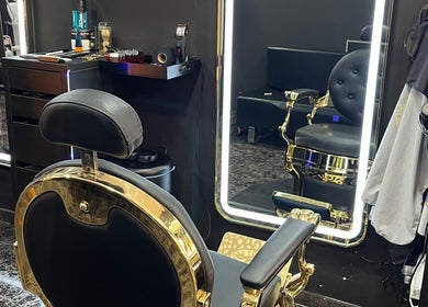 Silla de barbería elegante en STREET FADE, Granada, Andalucía, ES con espejo iluminado.
