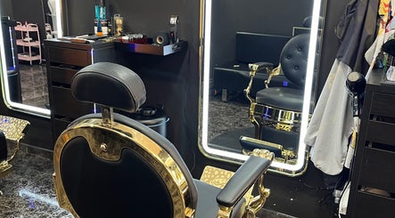 Silla de barbería elegante en STREET FADE, Granada, Andalucía, ES con espejo iluminado.