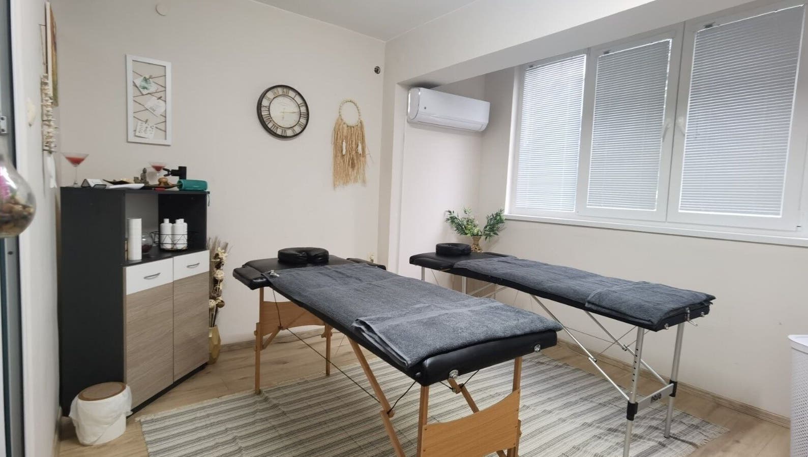 Комфортна терапевтична зона в Спортен център Пацов, Варна, Варна, BG, с масажни маси и модерно обзавеждане.