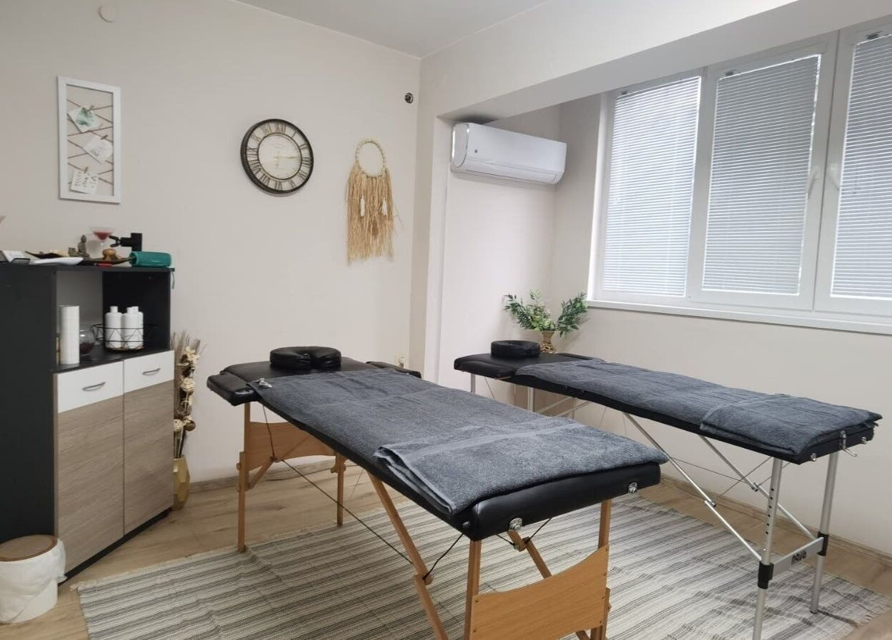 Комфортна терапевтична зона в Спортен център Пацов, Варна, Варна, BG, с масажни маси и модерно обзавеждане.