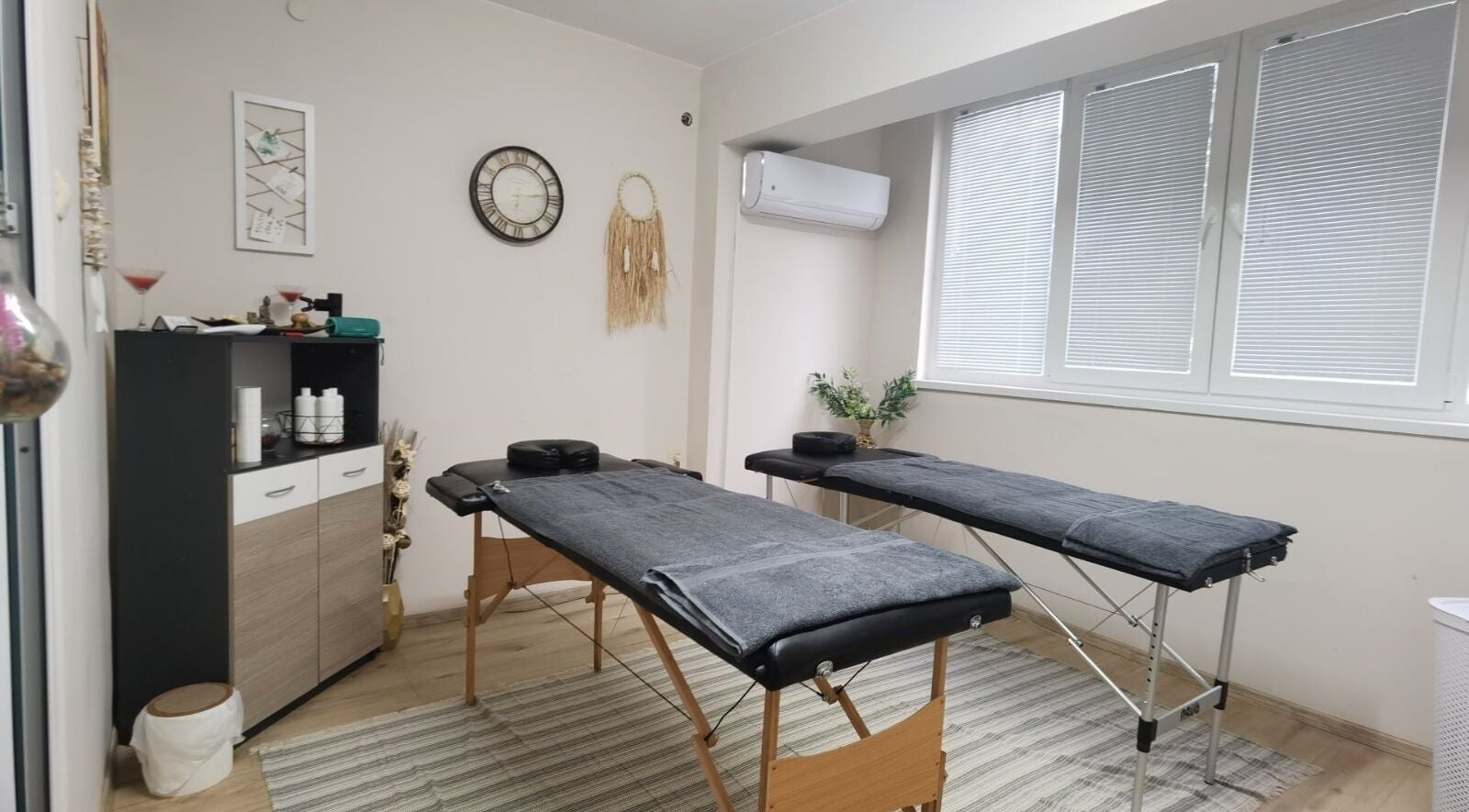 Комфортна терапевтична зона в Спортен център Пацов, Варна, Варна, BG, с масажни маси и модерно обзавеждане.