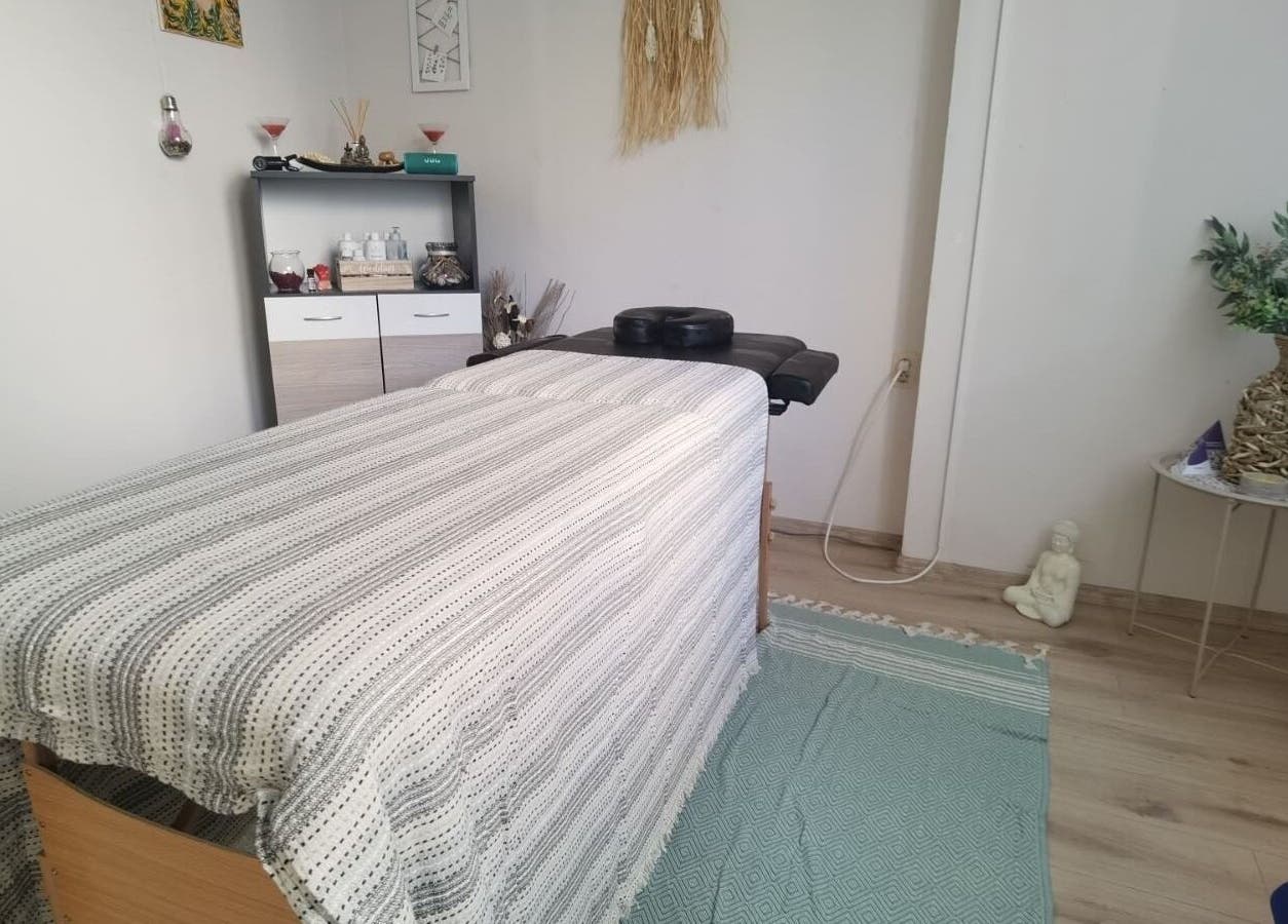 Уютна масажна стая в Спортен център Пацов, Варна, Варна, BG с легло и декорации.