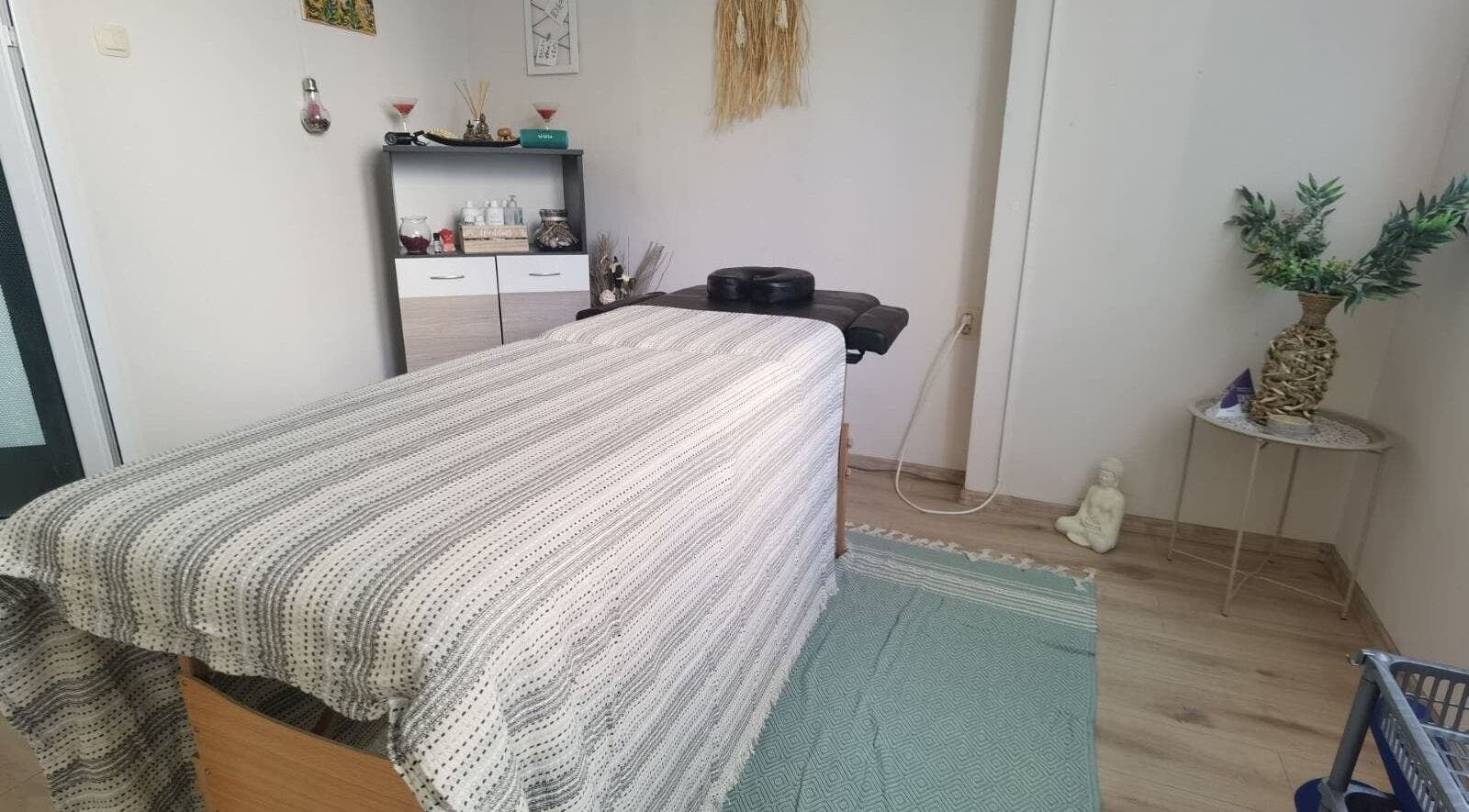 Уютна масажна стая в Спортен център Пацов, Варна, Варна, BG с легло и декорации.