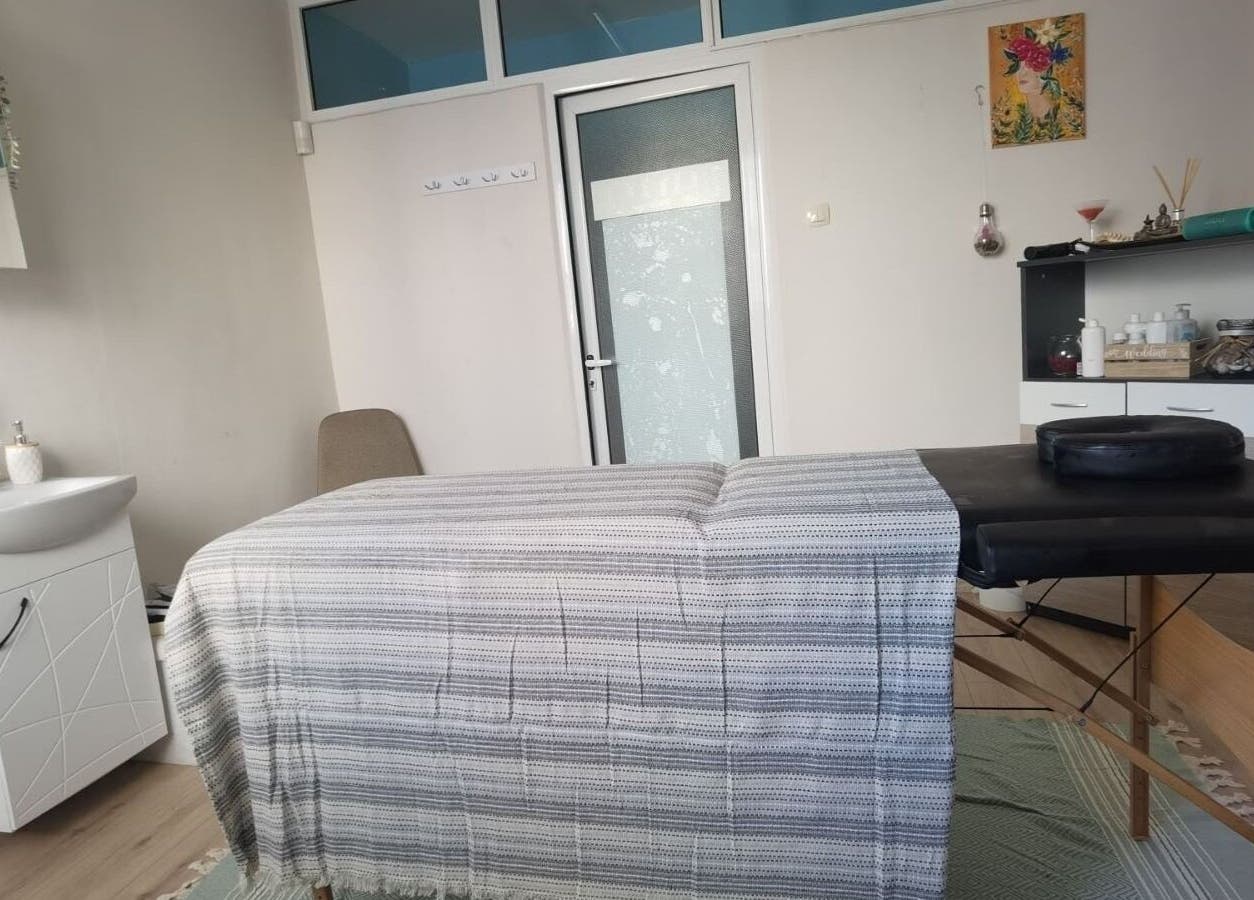 Терапевтична стая в Спортен център Пацов, Варна, Варна, BG. Масажна маса с декоративни елементи.