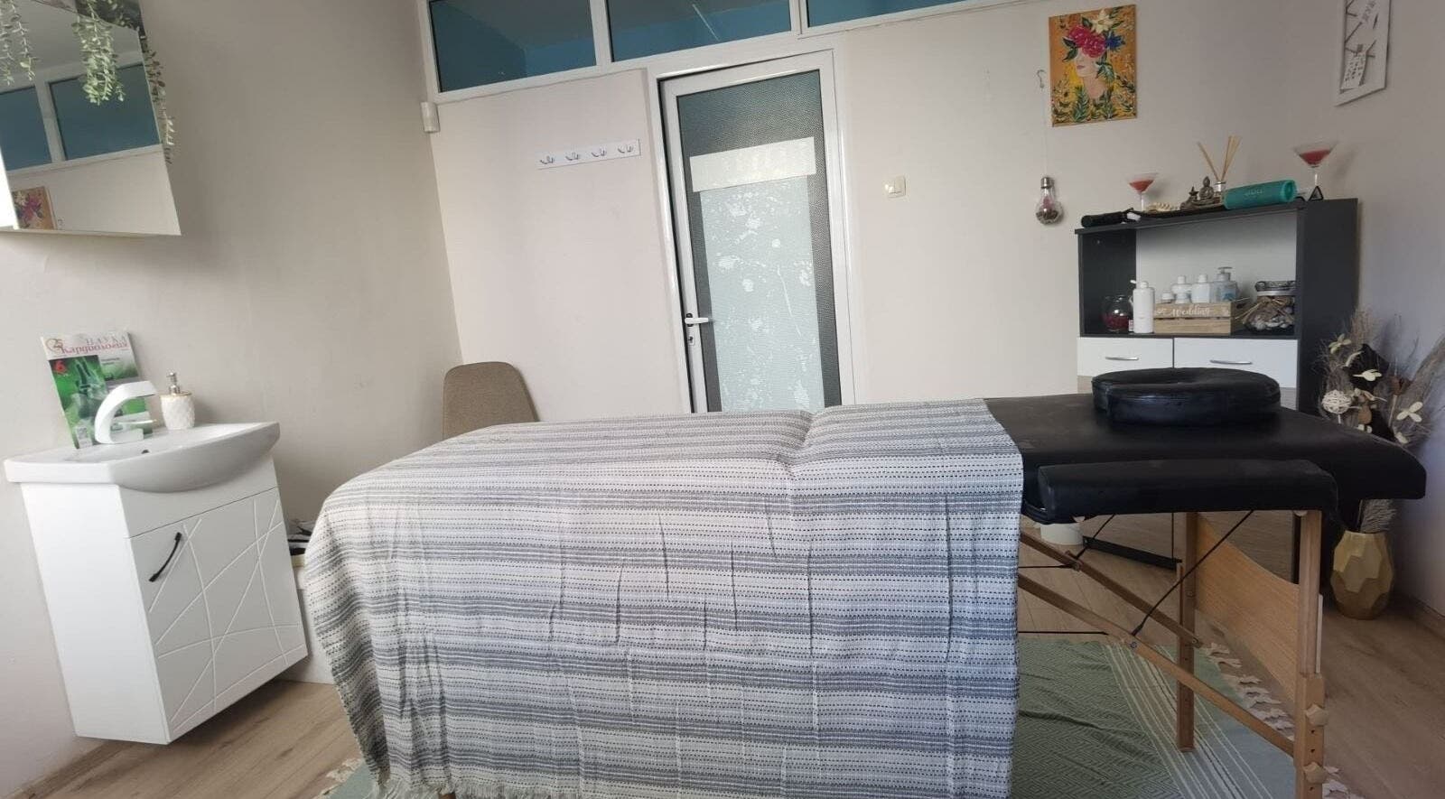 Терапевтична стая в Спортен център Пацов, Варна, Варна, BG. Масажна маса с декоративни елементи.