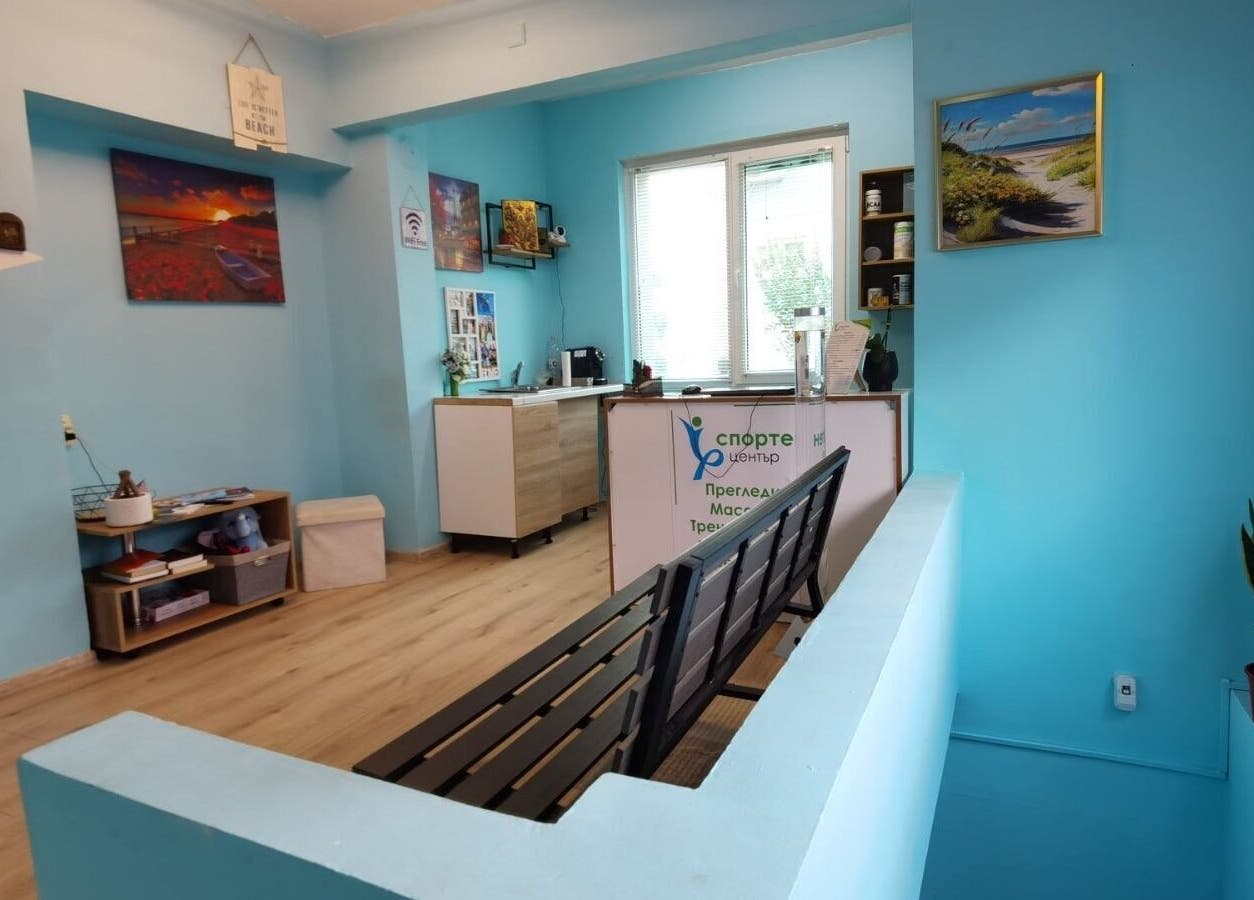 Светло синьо лоби на Спортен център Пацов, Варна, Варна, BG с приемна и декорации.