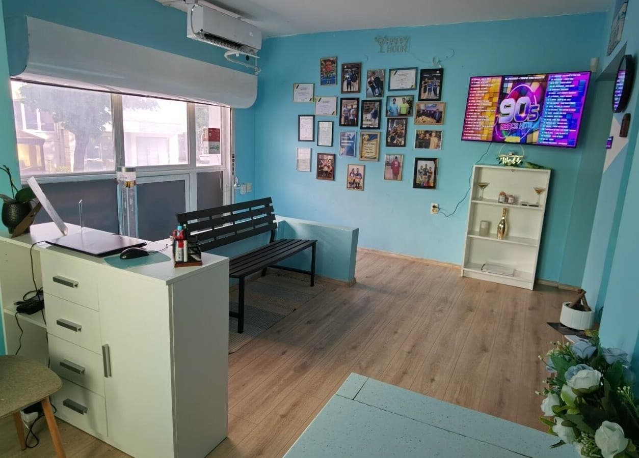 Модерен салон в Спортен център Пацов, Варна, Варна, BG с цветни декорации и уютен интериор.