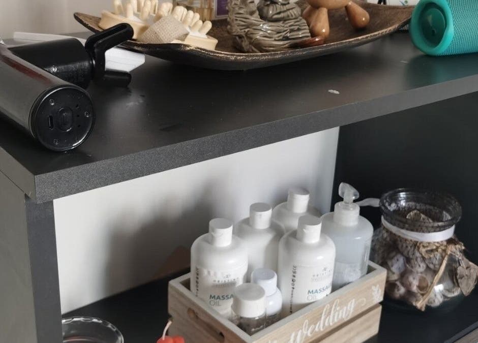 Масажни масла и аксесоари в луксозен шкаф в Спортен център Пацов, Варна, Варна, BG.