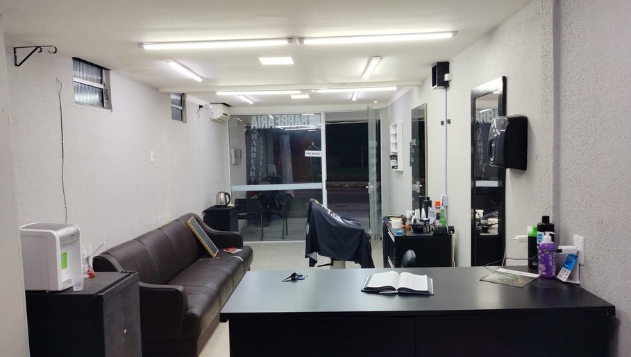 Sleek interior of Estúdio Atiladucort's Barbearia em Ingleses, Santa Catarina, BR. Stylish and inviting design.