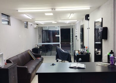 Sleek interior of Estúdio Atiladucort's Barbearia em Ingleses, Santa Catarina, BR. Stylish and inviting design.
