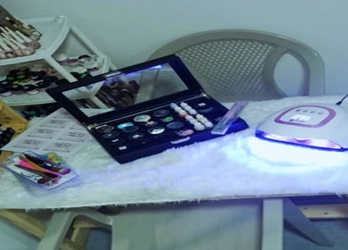 Mesa con productos de uñas en andrews_nails__unas__spa, Guayaquil, Guayas, EC.