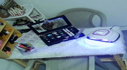 Mesa con productos de uñas en andrews_nails__unas__spa, Guayaquil, Guayas, EC.