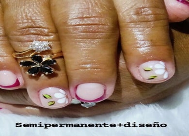 Manicura con diseño floral semipermanente en andrews_nails__unas__spa, Guayaquil, Guayas, EC.
