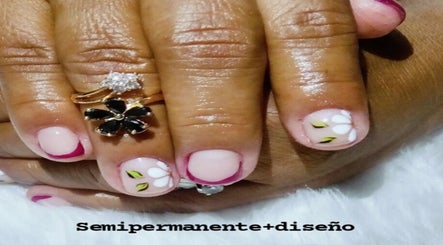 Manicura con diseño floral semipermanente en andrews_nails__unas__spa, Guayaquil, Guayas, EC.