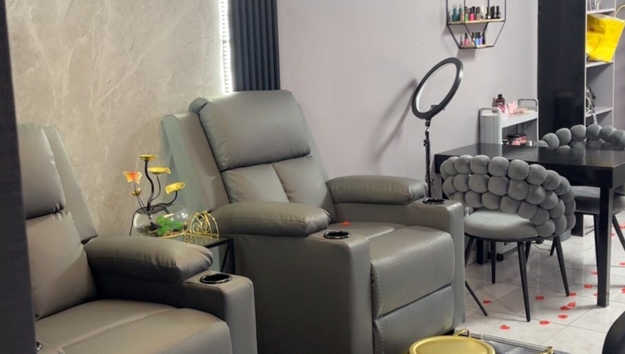 Luxurious seating at Maya’s Gorgeous Nails in Paramaribo, SR, with plush chairs and chic decor.